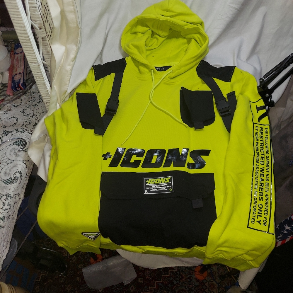 Hudson outer water proof many pockets pull over
